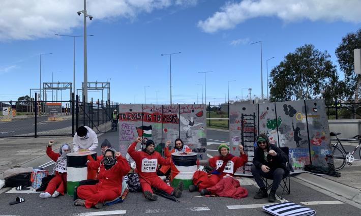 رفضًا للتواطؤ التجاري.. ناشطون يوقفون حركة الشاحنات في ميناء ملبورن