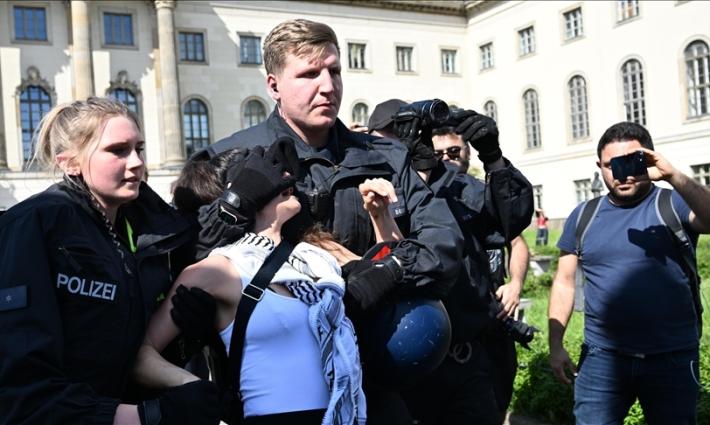 طلاب " هومبولت" يحتلون مبنى جامعيًا تنديدًا بالدعم الألماني للإبادة..."هند رجب" تطالب بريطانيا باعتقال وزير خارجية الاحتلال جدعون ساعر