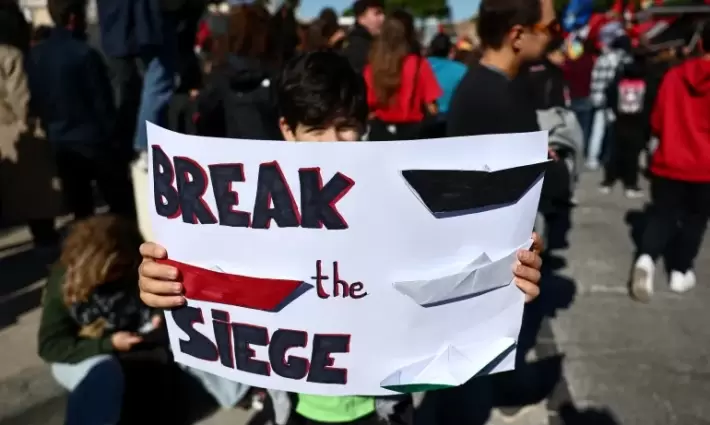 باريس تستقبل نشطاء“أسطول الصمود”.. والاحتلال يواصل اختطاف نشطاء "أسطول الحرية"..برشلونة يرفض استضافة فريق هابوعيل الإسرائيلي على ملعبه