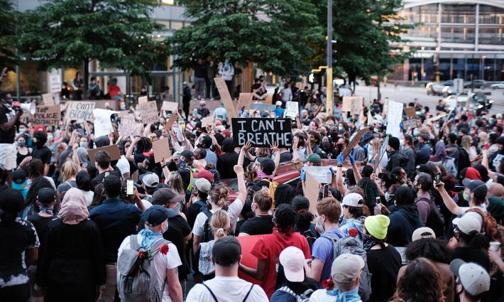اعتقالات عنيفة تطال محتجّين عطلوا فعالية لـ "فان جونز"...إضرابات طلابية مؤيدة لفلسطين في جامعة "ماكجيل"