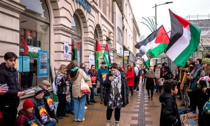 يوم غضب عالمي ضد "ريبوك" و"شيفرون" و"باركليز"..تعطيل مركز فيكتوريا واحتجاج داخل "أليانز" لتأمينه "إلبيت"