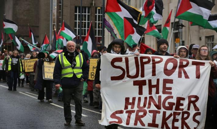 احتجاجات داعمة لمضربي "فيلتون 24" عن الطعام ببريطانيا...تجميد حساب مصرفي لِـ  "أصدقاء فلسطين" في مانشستر