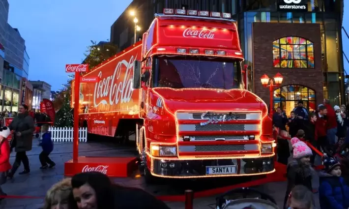 محاصرة شاحنة "كوكاكولا" في قرية ميلادية ببريطانيا... احتجاجات مستمرة دعمًا لسجناء "حركة فلسطين" المضربين عن الطعام