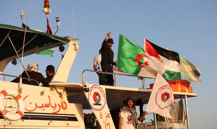 10 ساعات على قرصنة الاحتلال لسفينة "حنظلة" واختطاف نشطائها..متظاهرون يحاصرون السفارة المصرية في ليبيا وهولندا والمغرب ولندن