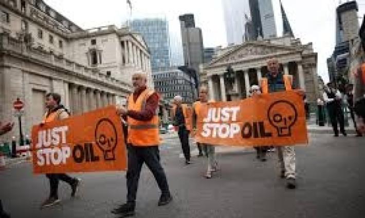 احتجاجات مستمرة أمام سجن برونزفيلد البريطاني ومحاكم في بلفاست...احتجاجات أمام بنكي "باركليز" في غلاسكو و"كابيتال وان" في نيويورك