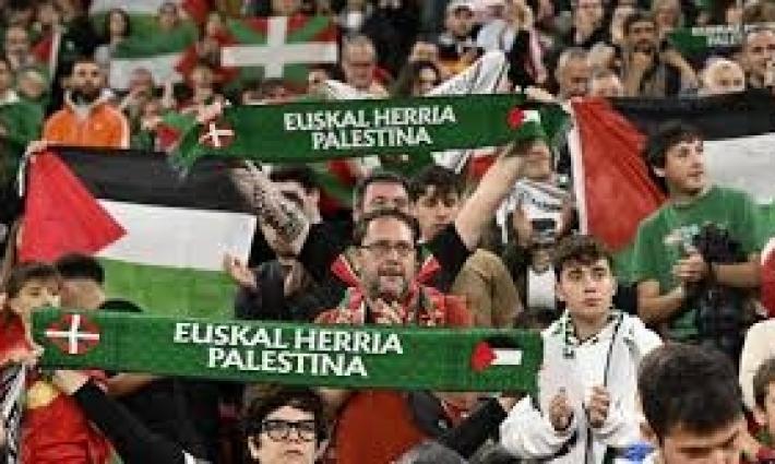 53 ألف مشجّع يشعلون مدرجات “سان ماميس” بفعاليات تضامن وإسناد....عشرات الآلاف يجتاحون الع رفضًا لميلوني ودشوارعمها للاحتلال