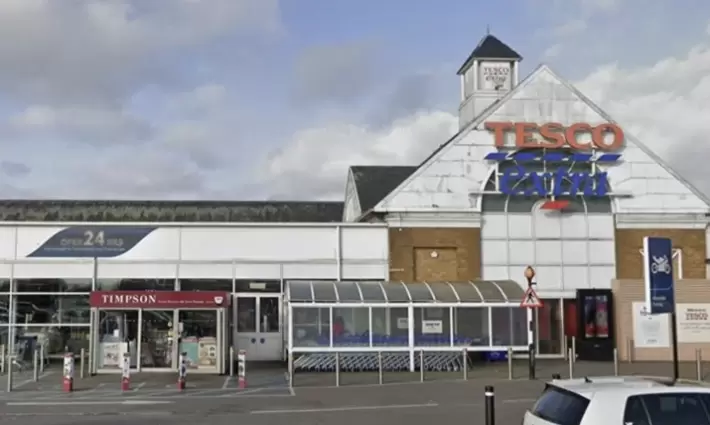 نشطاء يحاصرون "تيسكو" في بلفاست و "كارفور" في مدريد لدعمهما الاحتلال... تحرّك احتجاجي في بريطانيا يندّد بتواطؤ "ريبوك" مع منتخب العدو