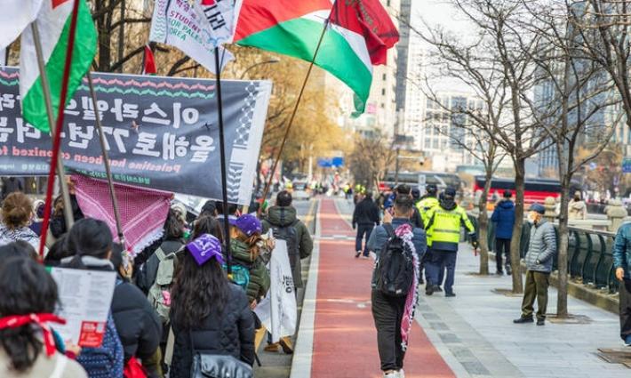 مسيرة عمالية كبرى بكوريا .. ومظاهرات عالمية تضامنًا مع فلسطين والسودان...أنصار فلسطين يغلقون مصنع "فيرا" للأسلحة في أستراليا