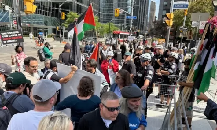 النشطاء مضربون عن الطعام! وجلسات محاكمة لـ 12 ناشطًا خطفهم الاحتلال من سفينة "حنظلة"...حصار السفارات المصرية والأمريكية في تونس ولندن وإسطنبول وبغداد