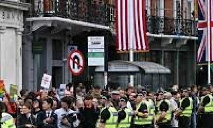 غضب شعبي من "الفيفا" و "ديلبوك" لتكريم ترامب واستضافة إسرائيليين... نشطاء يحاصرون مصنع “رافائيل” في بريطانيا