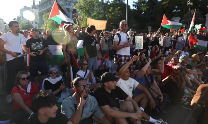 40 ألف إسباني يحتجون تنديدًا باستضافة مباراة مع فريق إسرائيلي..حراك طلابي متصاعد ضد متحدثين وشركات مرتبطة بالاحتلال الإسرائيلي