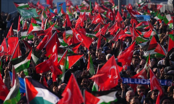 إسطنبول تفتتح العام الجديد بمظاهرات تضامن حاشدة مع فلسطين...طيران الاتحاد الإماراتي يشغّل ست رحلات يوميًا إلى تل أبيب