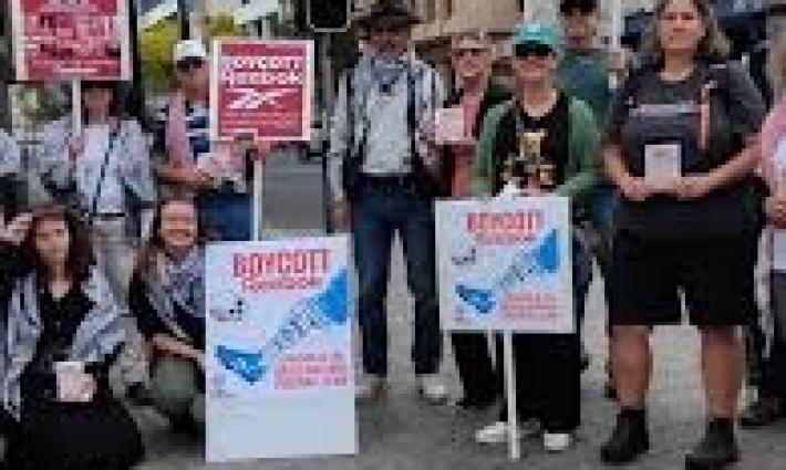 حملة المقاطعة العالمية تتصاعد ضد “ريبوك” راعية منتخب الاحتلال...تحرّكات احتجاجية تستهدف مقرات شركتي "سيركو" و “إندرا”