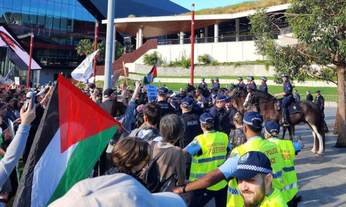 احتجاج خارج مؤتمر هيوستن البحري ومحاصرة معرض سيدني للأسلحة.. استهدافات جماعية لمقرات شركة “أليانز” في أوروبا