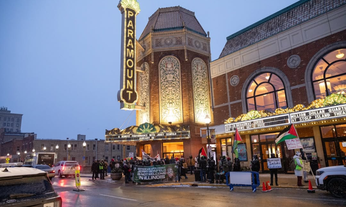 !زار معسكرات الاحتلال مظاهرة أمام "باراماونت"رفضًا لاستضافة "جيري ساينفيلد"