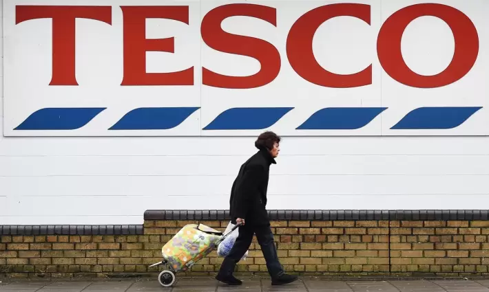 نشطاء يحاصرون "تيسكو" في بلفاست و "كارفور" في مدريد لدعمهما الاحتلال... تحرّك احتجاجي في بريطانيا يندّد بتواطؤ "ريبوك" مع منتخب العدو