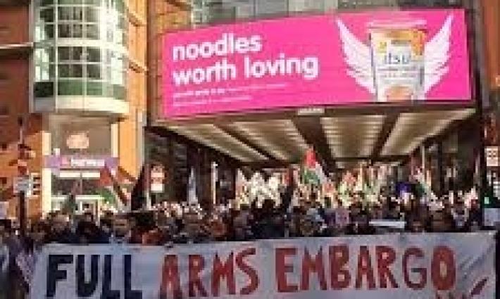 احتجاج خارج مؤتمر هيوستن البحري ومحاصرة معرض سيدني للأسلحة.. استهدافات جماعية لمقرات شركة “أليانز” في أوروبا