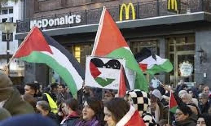احتجاجات تحاصر "ماكدونالدز" في بريطانيا و"ستاربكس" في ألمانيا...اقتحام عشاء برلماني في لندن تضامنًا مع فلسطين والسودان