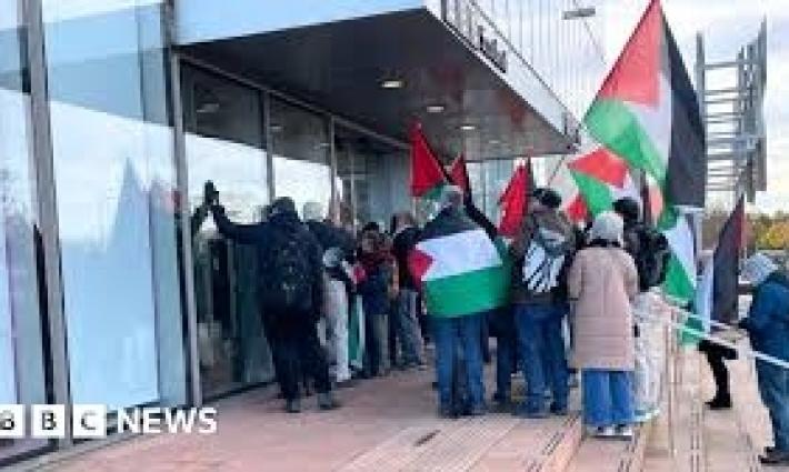 تعطيل كلمة المدير العام لـ”بي بي سي” خلال فعالية في غلاسكو... نشطاء يحاصرون مصنع “ليوناردو” في إيطاليا