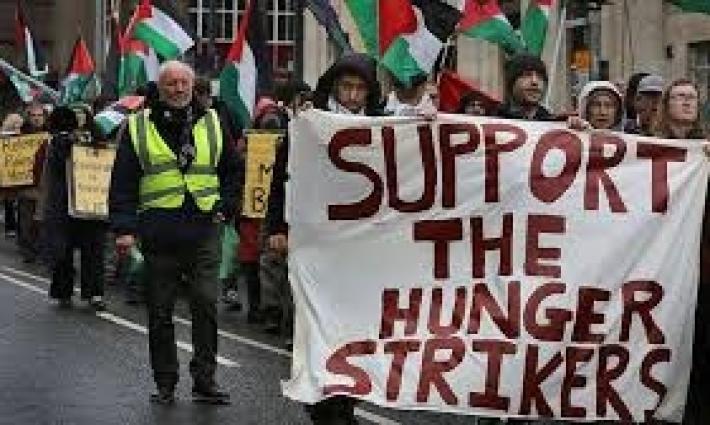 احتجاجات داعمة لناشط "فلتون 24" المضرب عمر خالد أمام سجن HMP...احتجاجات أمام بنكي "باركليز" في غلاسكو و "HCBS" في ليدز