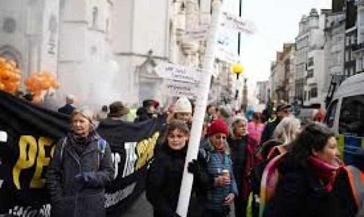 احتجاجات مستمرة أمام سجن برونزفيلد البريطاني ومحاكم في بلفاست...احتجاجات أمام بنكي "باركليز" في غلاسكو و"كابيتال وان" في نيويورك