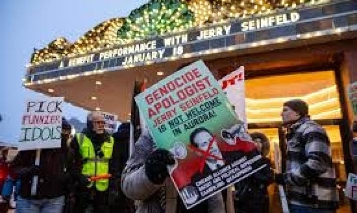 احتجاجات تحاصر مسرح أورورا تنديدًا باستضافة الممثل "جيري ساينفيلد"... تواصل المظاهرات التضامنية الأوروبية تنديدًا بالجرائم الصهيونية المستمرة