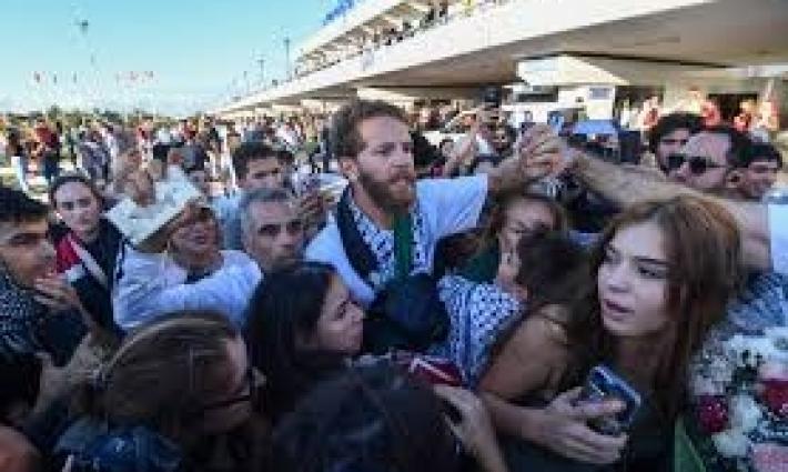 استقبال شعبي حاشد للنشطاء المحررين في تونس ومدريد..."أسطول الحرية" على بُعد 545 كم من قطاع غزة