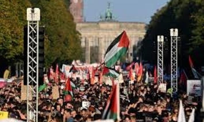 مظاهرات شعبية ضخمة جابت شوارع لندن وبرلين دعمًا لغزة..احتجاج أمام "زارا".. وأنصار فلسطين يحاصرون متاجر "كارفور" في تونس وفرنسا