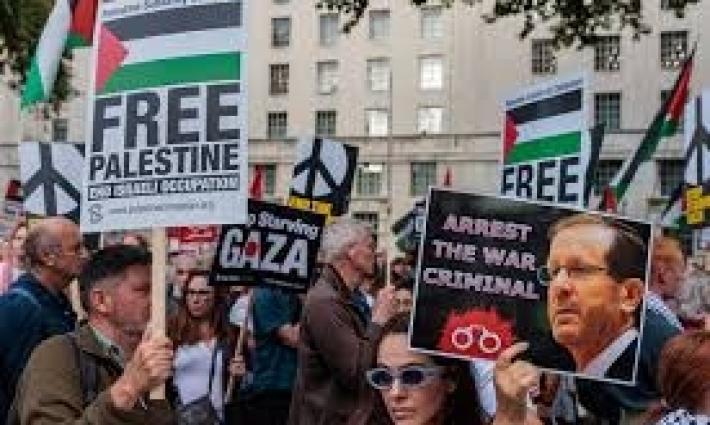 احتجاجات تحاصر فندقه بلندن.. ودعوى جنائية تلاحق الرئيس الإسرائيلي "هرتسوغ"...تأجيل انطلاق أسطول الصمود من تونس لغزة إلى الخميس