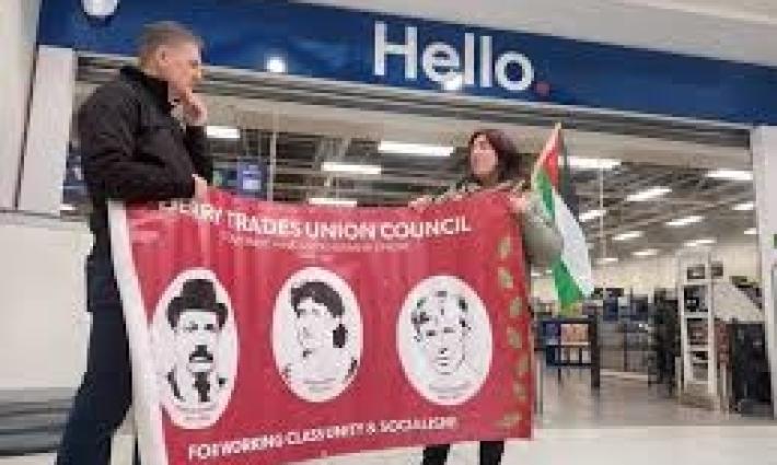 نشطاء يحاصرون "تيسكو" في بلفاست و "كارفور" في مدريد لدعمهما الاحتلال... تحرّك احتجاجي في بريطانيا يندّد بتواطؤ "ريبوك" مع منتخب العدو