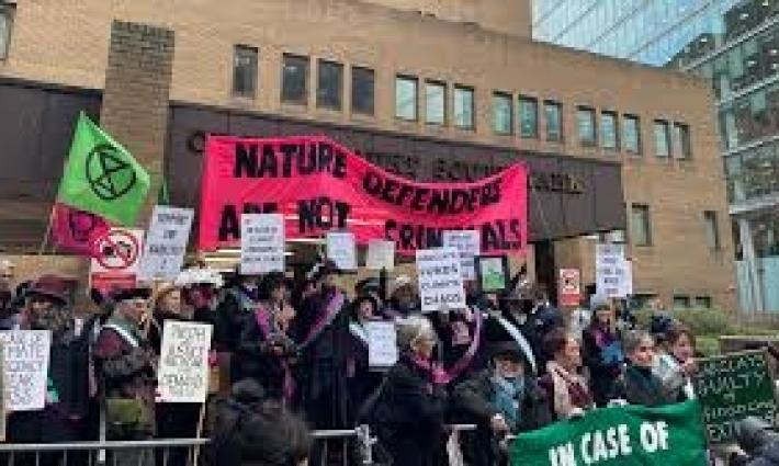 احتجاجات مستمرة لليوم الثاني ضد "باركليز" في بريطانيا...المغاربة ينضمون للدعوات العالمية لتعليق عضوية الاحتلال  في "الفيفا"