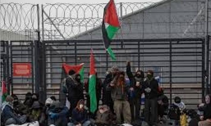 أكثر من 100 متظاهر يغلقون مصنع "ليوناردو" في إدنبرة...باكستان تعلن انضمام وفدها إلى أسطول الصمود العالمي