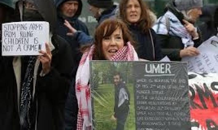 عمر خالد ينهي إضرابه.. واحتجاجات تخللها قمع أمام وزارة العدل دعمًا لـ "فلتون24"...حصار فندق "غروفنر هاوس" الذي يضم عشاء تجار السلاح