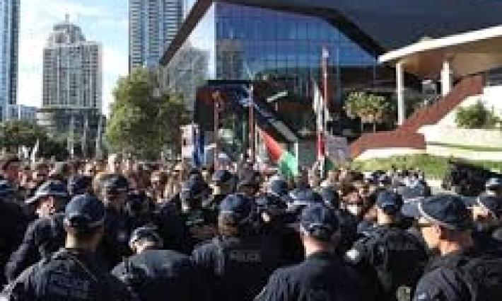 احتجاج خارج مؤتمر هيوستن البحري ومحاصرة معرض سيدني للأسلحة... استهدافات جماعية لمقرات شركة “أليانز” في أوروبا