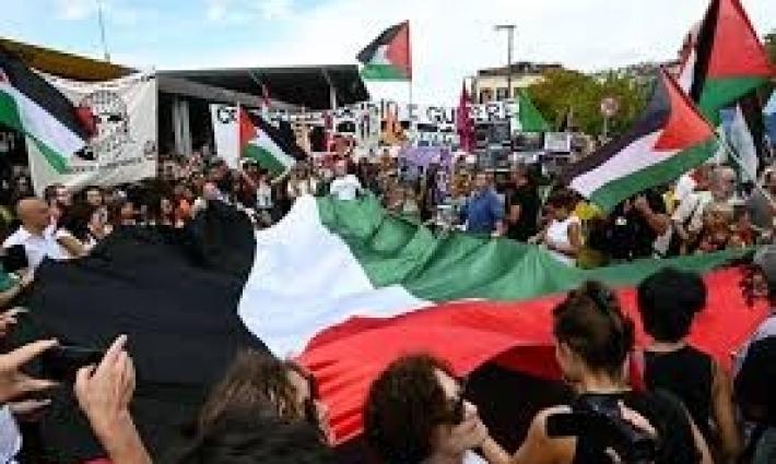 نجوم عالميون وآلاف الحضور يحيون فعالية فنية ضخمة لدعم فلسطين...نشطاء إسبانيا وكندا وألمانيا يكرمون الطفلة الشهيدة "هند رجب"