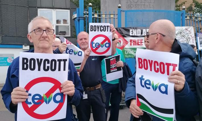 "لا تجعلوا أدويتكم رصاصهم"  احتجاج أمام وزارة الصحة الإسبانية  للمطالبة بمقاطعة شركة "تيفا"