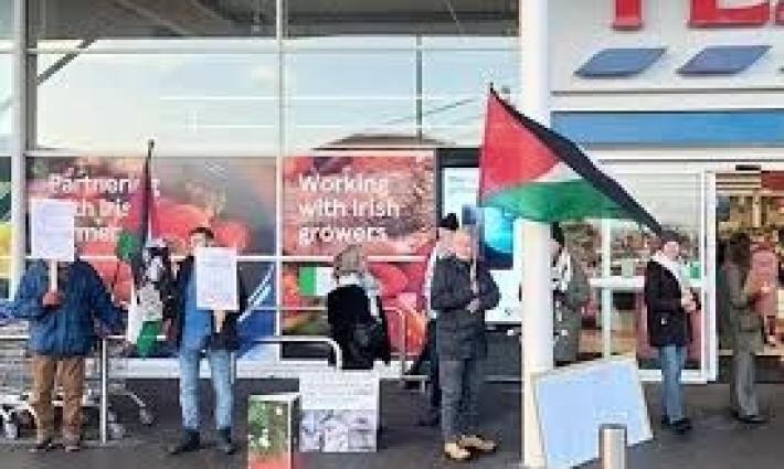 احتجاج أمام "كارفور" بإسبانيا واقتحام متجر "تيسكو" بأيرلندا...اعتصام أمام "باركليز" في غلاسكو رفضًا لدعمه الإبادة