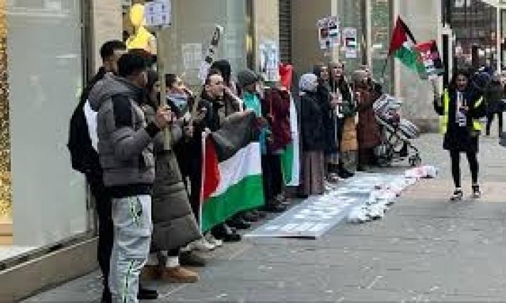 احتجاج أمام "هوم بارغينز" و "زارا" في أسكتلندا و "ماكدونالدز" في تركيا....نشطاء يحتلون جسر "هولم آرتش" في مانشستر دعمًا لغزة