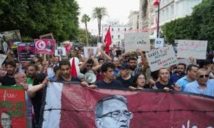 من تونس إلى الضفة.. احتجاجات متزامنة لدعم الأسرى ورفض الإعدام... استهداف مباشر لشركة متورطة بالإبادة.. تحطيم مكاتب “تشب” في غلاسكو