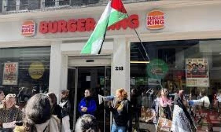 احتجاجات مستمرة أمام "برغر كينغ" و"ماكدونالدز" في تركيا...احتلال الغرفة 57 داخل المتحف البريطاني واحتجاجات خارجه
