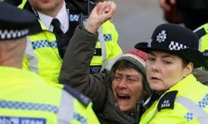 الشرطة البريطانية تعتقل 523 متظاهرًا في ميدان ترافالغار بلندن... "أسطول الصمود العالمي" يستعد للانطلاق من برشلونة لكسر حصار غزة