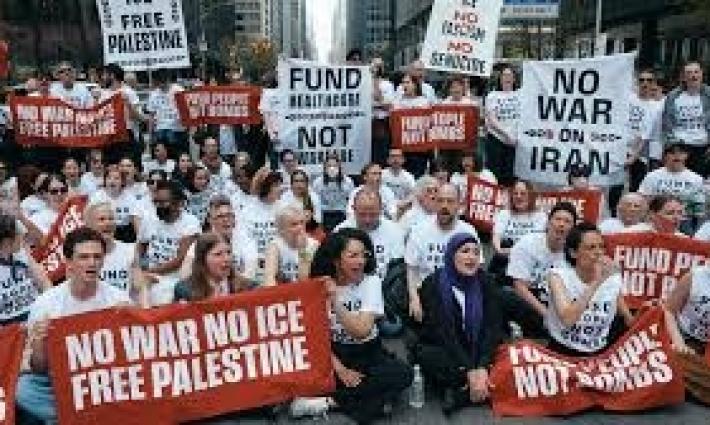 اقتحام مكاتب شومر وغيليبراند في نيويورك واعتقال 100 متظاهر... دعوى جماعية في إلينوي ضد حملات التشهير بمؤيدي فلسطين