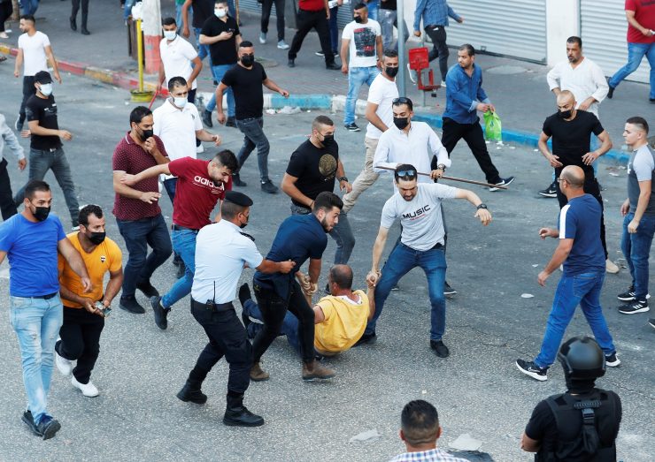 السلطة تطلب من الاحتلال تزويدها بمعدات لقمع المظاهرات